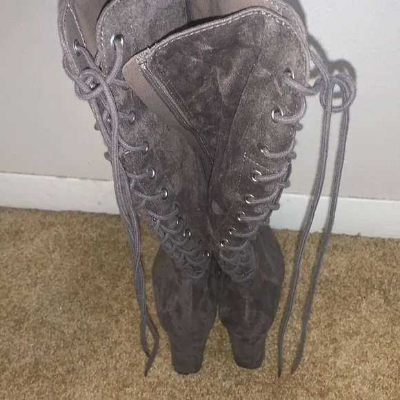 Never worn lace up knee boots - Picture 2 of 4
